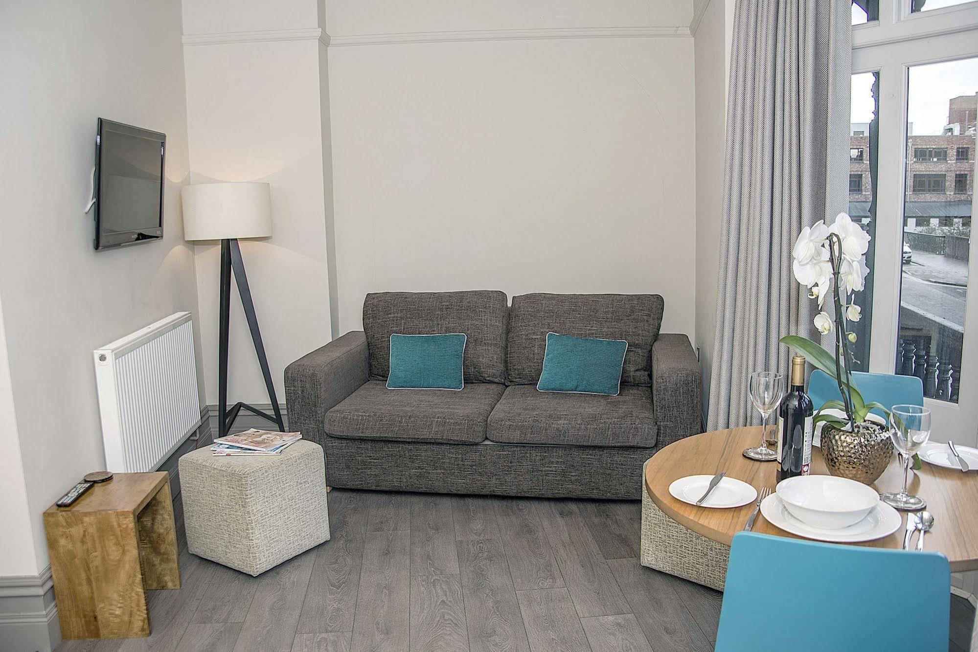 Base Serviced Apartments - City Road Chester Eksteriør bilde