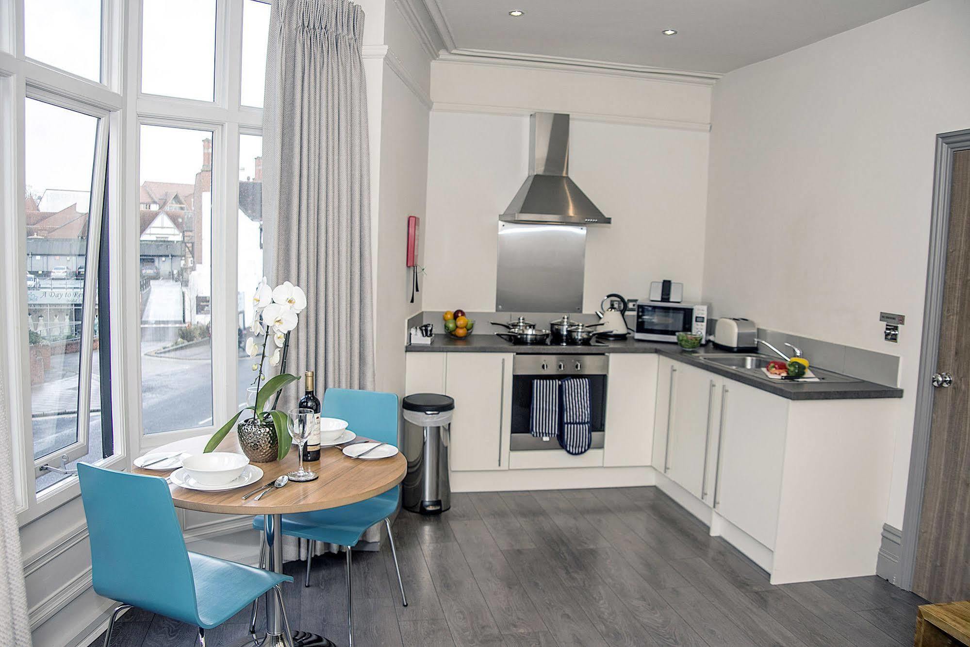 Base Serviced Apartments - City Road Chester Eksteriør bilde